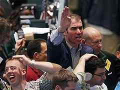 Баррель нефти впервые подорожал до 100 долларов