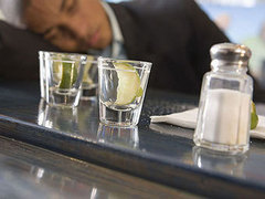 Литва будет бороться с пьянством с помощью наклеек и детских раскрасок