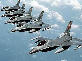 Звено истребителей F-16 ВВС США. Фото с сайта schema-root.org Звено истребителей F-16 ВВС США. Фото с сайта schema-root.org