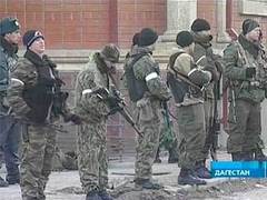Спецназ штурмует многоэтажный дом в Махачкале