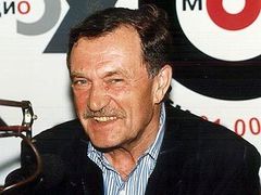 Василий Аксенов переведен в НИИ Склифосовского