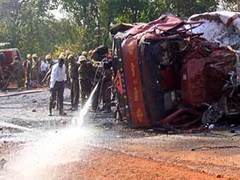 При взрыве цистерны с кислотой в Гоа сгорел автобус