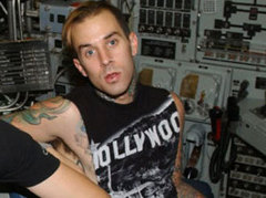 Ударник Blink-182 подал в суд на производителей энергетических напитков