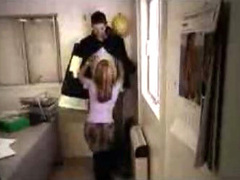 Ученики британской школы нашли свою учительницу в порно-ролике