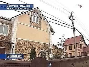 Обстрелянный коттедж. Кадр телеканала "Вести 24"