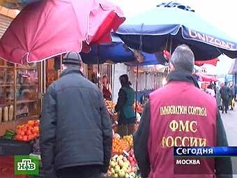 Сотрудники ФМС с проверкой на рынке. Кадр телекомпании НТВ
