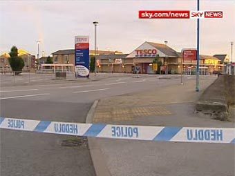 Полицейское заграждение у магазина Tesco. Кадр Sky News Полицейское заграждение у магазина Tesco. Кадр Sky News
