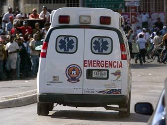 Машина скорой помощи с налетчиками покидает место преступления. Фото AFP
