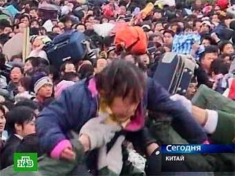 Вокзал в Китае 31 января 2008 года. Кадр НТВ Вокзал в Китае 31 января 2008 года. Кадр НТВ