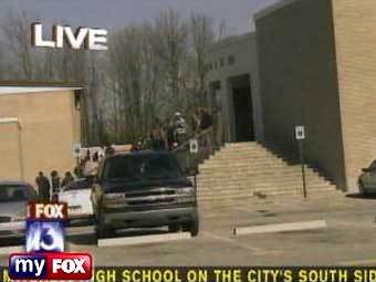 Вход в Mitchell High School. Изображение с сайта: www.myfoxmemphis.com