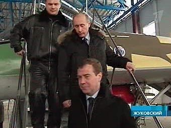 Дмитрий Медведев и Владимир Путин посещают завод в Жуковском. Кадр "Первого канала"