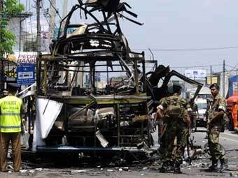 Взорванный в Коломбо автобус. Фото AFP Взорванный в Коломбо автобус. Фото AFP