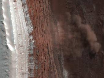 �� ������, ��������� ������� HiRISE � ������������������ �������� �����, ����� ���� ������� ����� � ������ ����. ����������� NASA/JPL-Caltech/University of Arizona. 