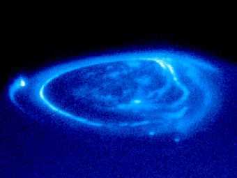 Полярное сияние на Юпитере. Снимок сделан телескопом "Хаббл" в ультрафиолетовом диапазоне. Фото: Джон Кларк, ESA, NASA. 