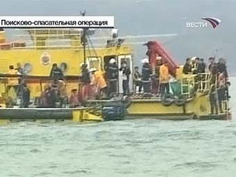 Поисково-спасательные работы в порту Гонконга. Кадр программы 'Вести' Поисково-спасательные работы в порту Гонконга. Кадр программы 'Вести'