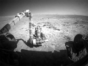 Одна из камер марсохода Spirit и поверхность Марса. Фото с сайта NASA