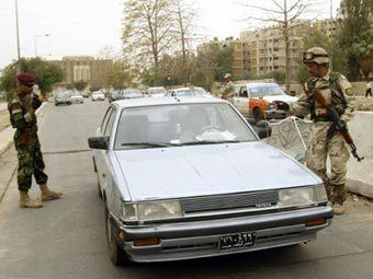 Иракские военные досматривают автомобиль в Багдаде. Фото AFP Иракские военные досматривают автомобиль в Багдаде. Фото AFP