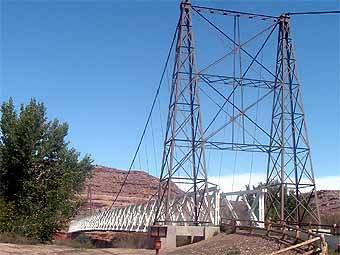  Dewey Suspension Bridge.   Davemeistermoab   wikipedia.org 