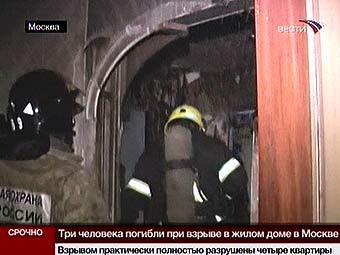 Пожарные в уничтоженной взрывом квартире. Кадр телеканала "Вести 24"