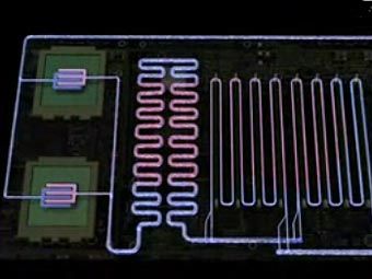 Схема водяного охлаждения суперкомпьютера Power 575 на кадре из демонстрационного видеоролика IBM