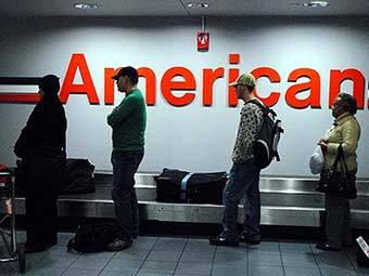 Пассажиры American Airlines ждут свой багаж. Фото AFP