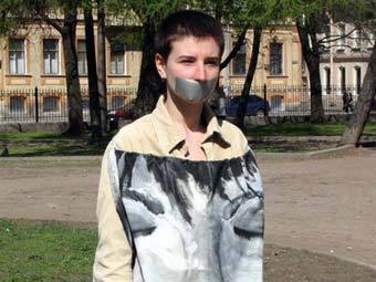 Участница акции секс-меньшинств в Санкт-Петербурге, фото Фонтанки.ру.