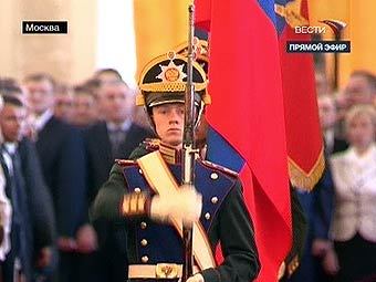Военнослужащие президентского полка вносят флаг России и штандарт президента. Кадр телеканала "Вести 24" 