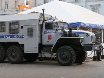 Машина ОМОНа возле метро "Чистые пруды". Фото Александра Котомина, Лента.Ру