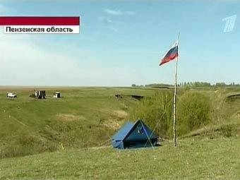 Палатка спасателей у землянки пензенских сектантов. Кадр "Первого канала", архив