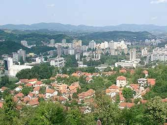 Панорама города Тузла. Фото пользователя Boabo с сайта wikipedia.org Панорама города Тузла. Фото пользователя Boabo с сайта wikipedia.org