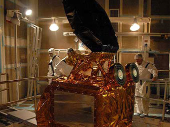 Технический персонал проводит последние проверки спутника OSTM/"Джейсон-2". Фото NASA/VAFB 