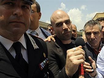 Один из членов неаполитанской каморры у здания суда. Фото AFP Один из членов неаполитанской каморры у здания суда. Фото AFP