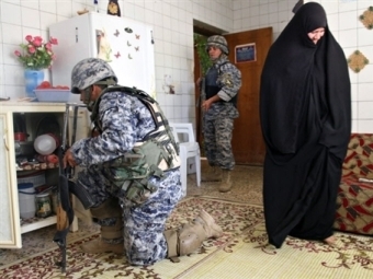 Иракские военные обыскивают один из домов в Амаре. Фото AFP Иракские военные обыскивают один из домов в Амаре. Фото AFP