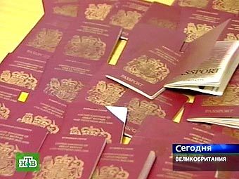 Бланки британских паспортов. Кадр телеканала НТВ Бланки британских паспортов. Кадр телеканала НТВ