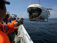Спуск аппарата "Мир-1" на воду. Фото AFP