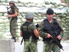 Грузинские миротворцы в районе конфликта. Фото <a href="http://lenta.ru/info/afp.htm">AFP</a>