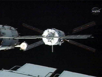 Автоматический грузовой корабль "Жюль Верн", пристыкованный к МКС. Фото NASA