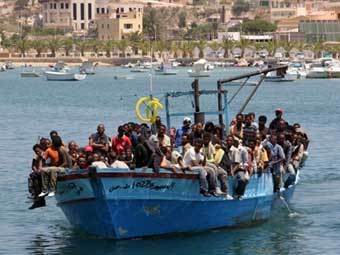 Лодка с мигрантами у берегов Италии. Фото AFP