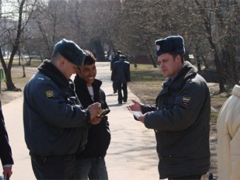 Милиционеры проверяют документы на улице. Фото с сайта www.ormvd.ru