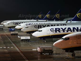 Самолеты Ryanair в аэропорту Барселоны. Фото Dalibor Vlcek с сайта airplane-pictures.net Самолеты Ryanair в аэропорту Барселоны. Фото Dalibor Vlcek с сайта airplane-pictures.net