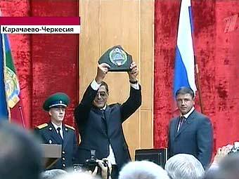 Борис Эбзеев на церемонии вступления в должность. Кадр "Первого канала"