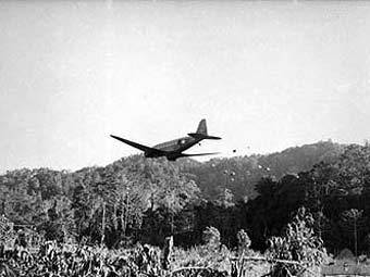 Американский траспортный самолет С-47 над расположением австралийских частей на Новой Гвинее. Фото с сайта awm.gov.au
