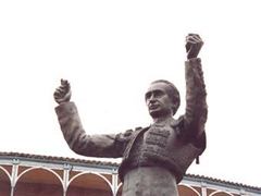 Памятник Хулио Роблесу в Саламанке. Фото с сайта salvadoramaya.com Памятник Хулио Роблесу в Саламанке. Фото с сайта salvadoramaya.com