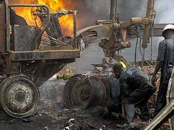 Пожар после взрыва на нигерийском нефтепроводе. Фото AFP, архив Пожар после взрыва на нигерийском нефтепроводе. Фото AFP, архив