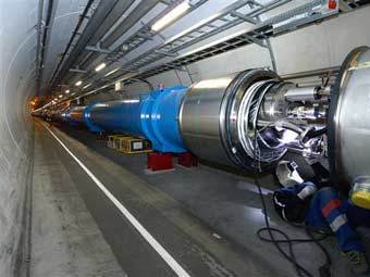 Установка магнитов в туннеле БАК. Фото с сайта CERN