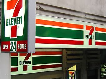 Супермаркет 7-Eleven. Фото Calvin Teo с сайта wikipedia.org