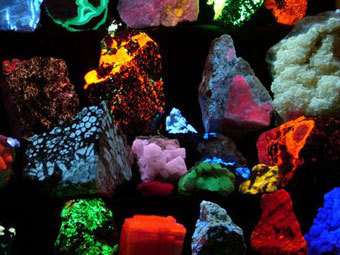 Флуоресценция различных минералов в ультрафиолетовом излучении. Снимок Hannes Grobe с wikipedia.org