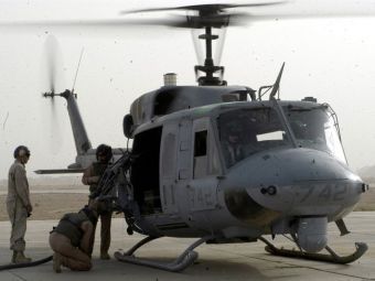 Американские морпехи возле военного вертолета. Фото с сайта www.wikipedia.org, предоставленное пользователем Duffman 