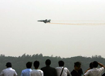 Демонстрационные полеты на Airshow China 2006. Фото daylife.com