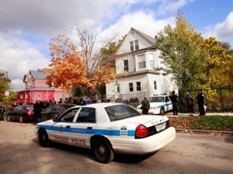 Полицейский автомобиль возле дома убитых. Фото ©AFP